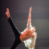 L'insegnante Francesco durante l'esecuzione di una coreografia